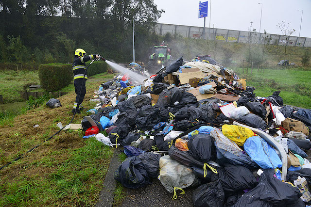 2021/165/20211019-11u27 GB 005 Brand wegvervoer Meidoornweg.jpg